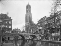 40489 Gezicht op de Oudegracht Tolsteegzijde te Utrecht met de Gaardbrug en op de achtergrond de Domtoren.